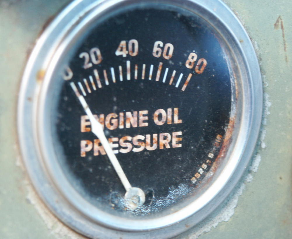 What should I do if the oil pressure lamp is on What should I do if the oil pressure lamp is on